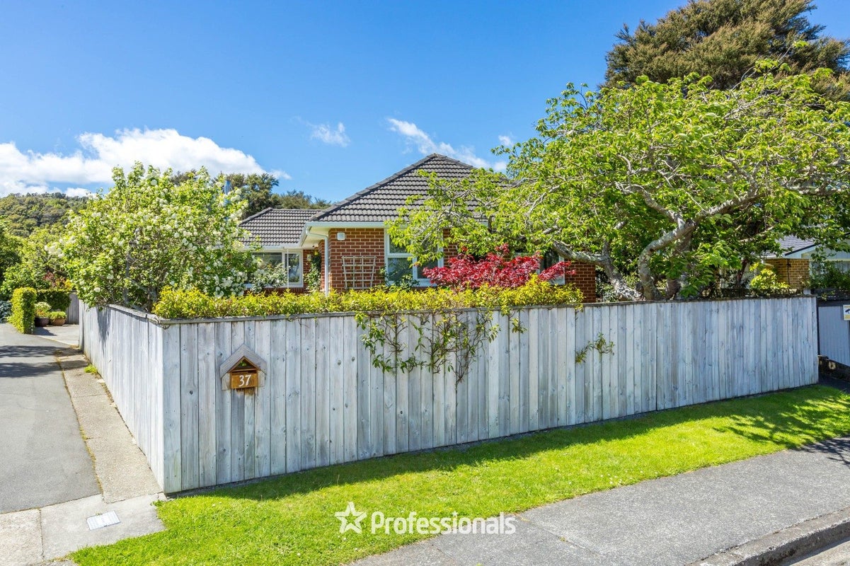 37 Sunbrae Drive, Silverstream, Upper Hutt - Carousel 2