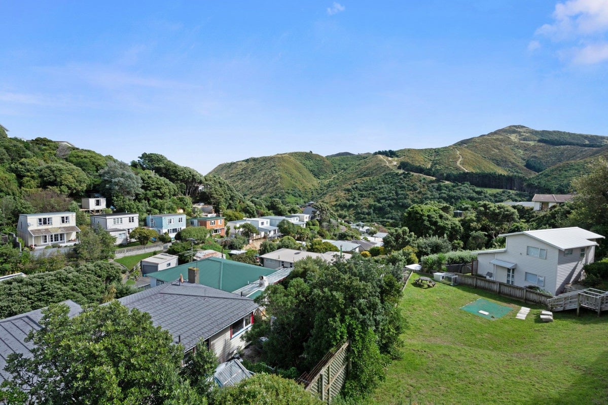 1 Frobisher Street, Island Bay, Wellington - Carousel 2
