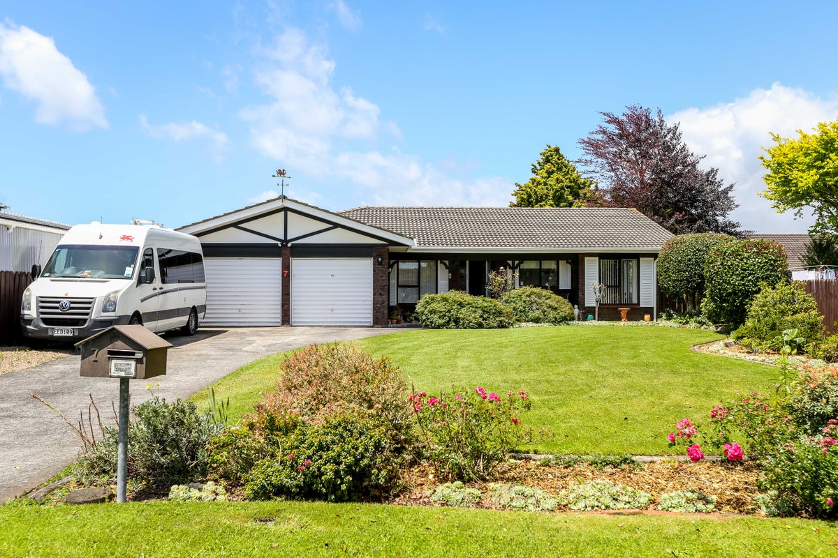 7 Alpine Grove, Upper Vogeltown, New Plymouth - Carousel 1