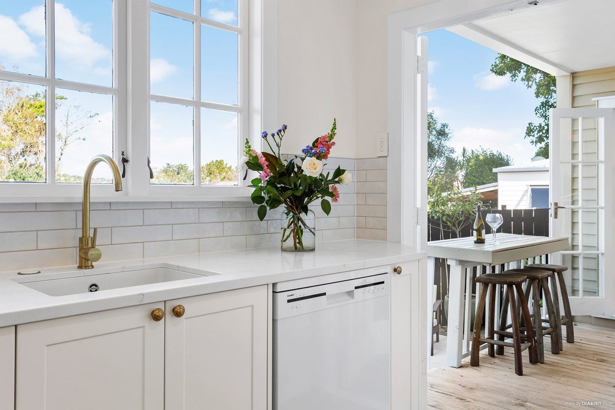 1596A Great North Road, Waterview, Auckland - Carousel 1