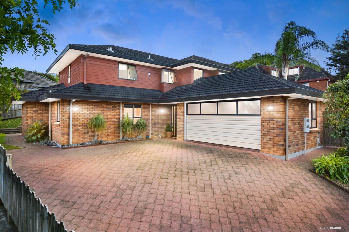 32 Britannia Place, Half Moon Bay, Auckland - Carousel 1
