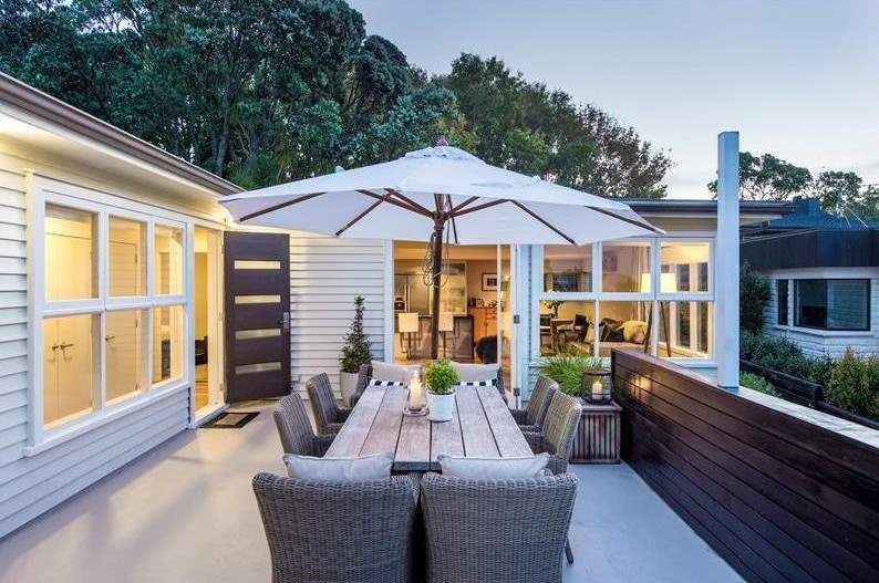 8 Taumata Road, Castor Bay, Auckland - Carousel 2