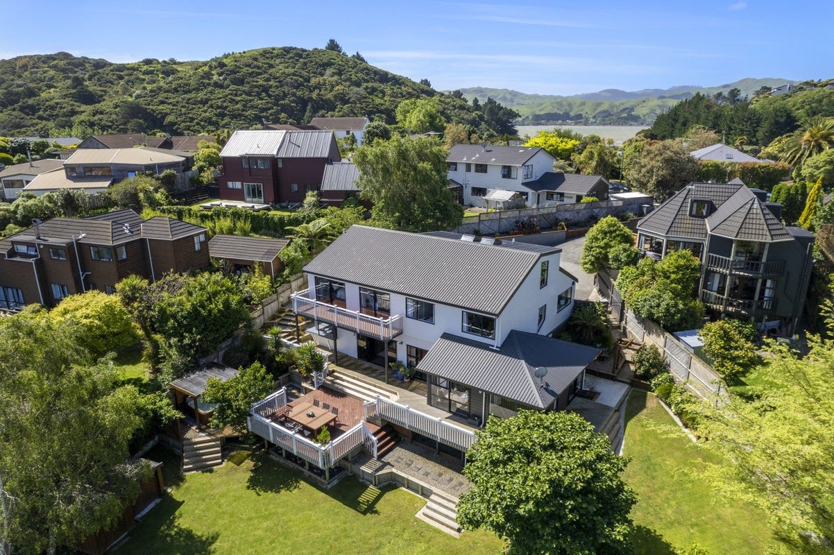 15 Observatory Close, Whitby, Porirua - Carousel 1