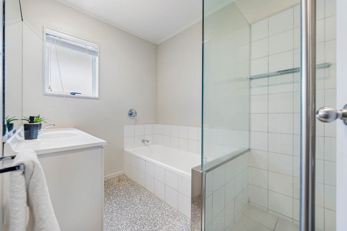 1/28A Godley Road, Green Bay, Auckland - Carousel 15