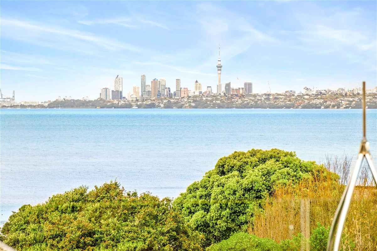 124 Beach Road, Te Atatu Peninsula, Auckland - Carousel 2