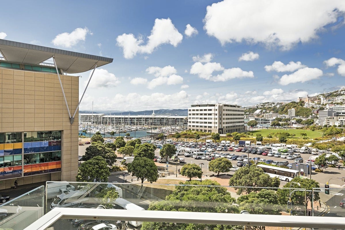 5B/82 Cable Street, Te Aro, Wellington - Carousel 2