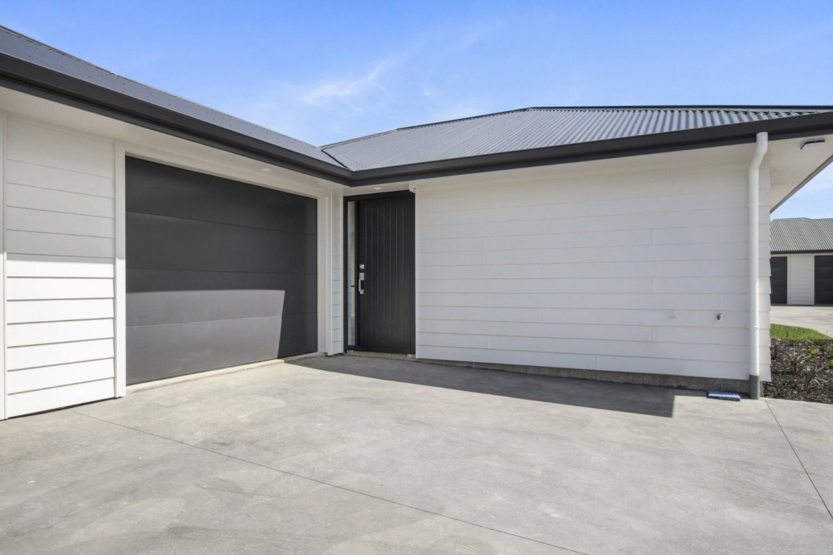 2/16 Betley Crescent, Fairview Downs, Hamilton - Carousel 1
