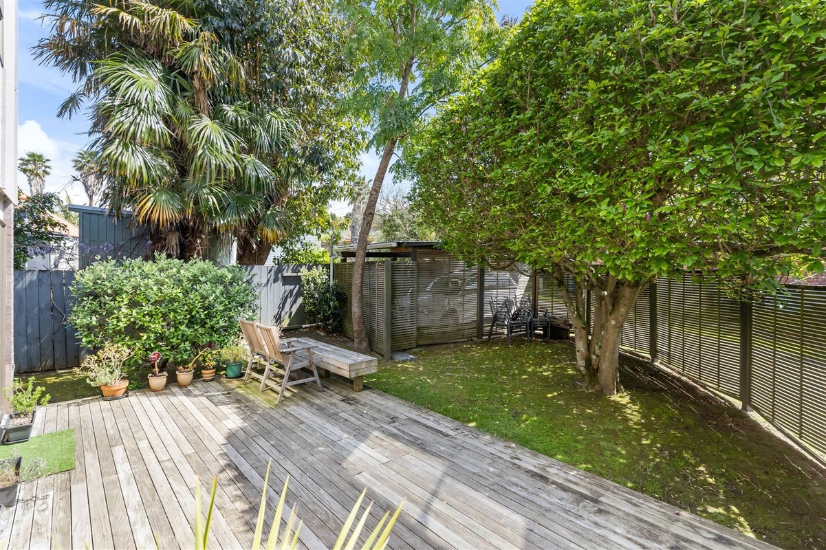 2/8 Nile Road, Milford, Auckland - Carousel 1