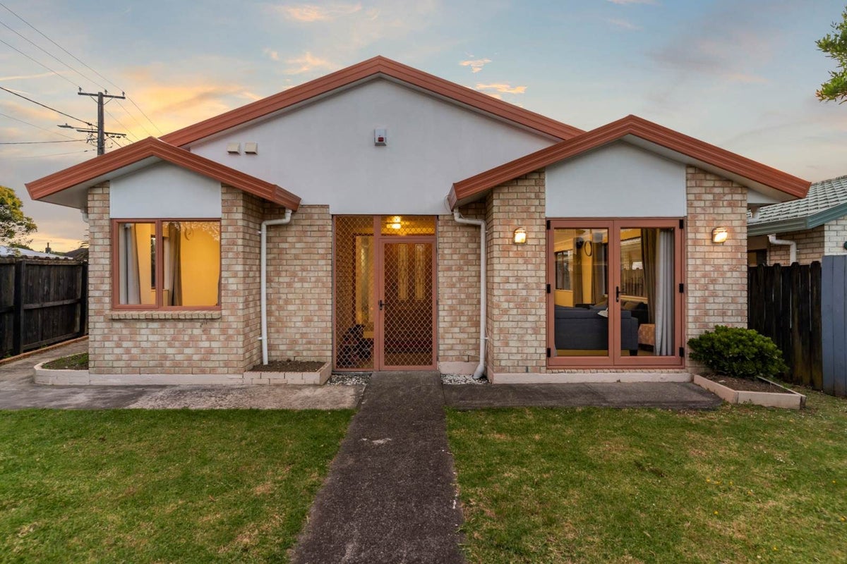 2 Ali Place, Ranui, Auckland - Carousel 1