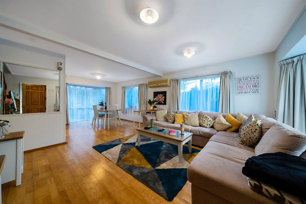 2/62 Granville Drive, Massey, Auckland - Carousel 2