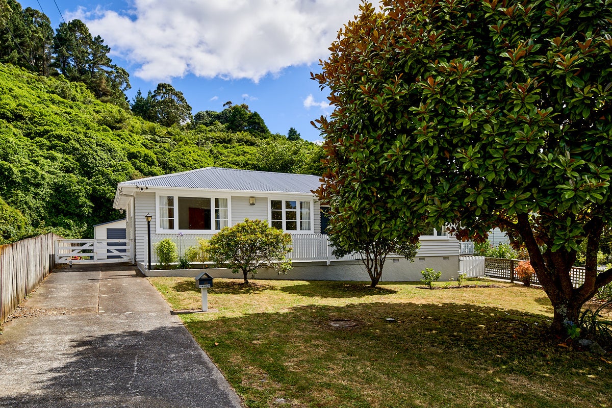 48 Kiwi Crescent, Tawa, Wellington - Carousel 1