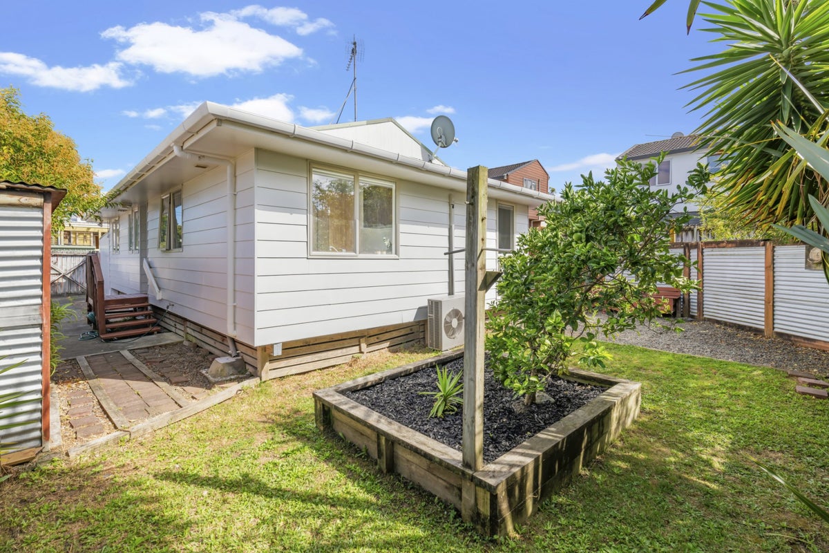 2/4 Hall Avenue, Mangere, Auckland - Carousel 1