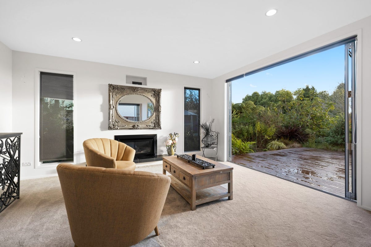 5B Peninsula Point, Huntington, Hamilton - Carousel 1