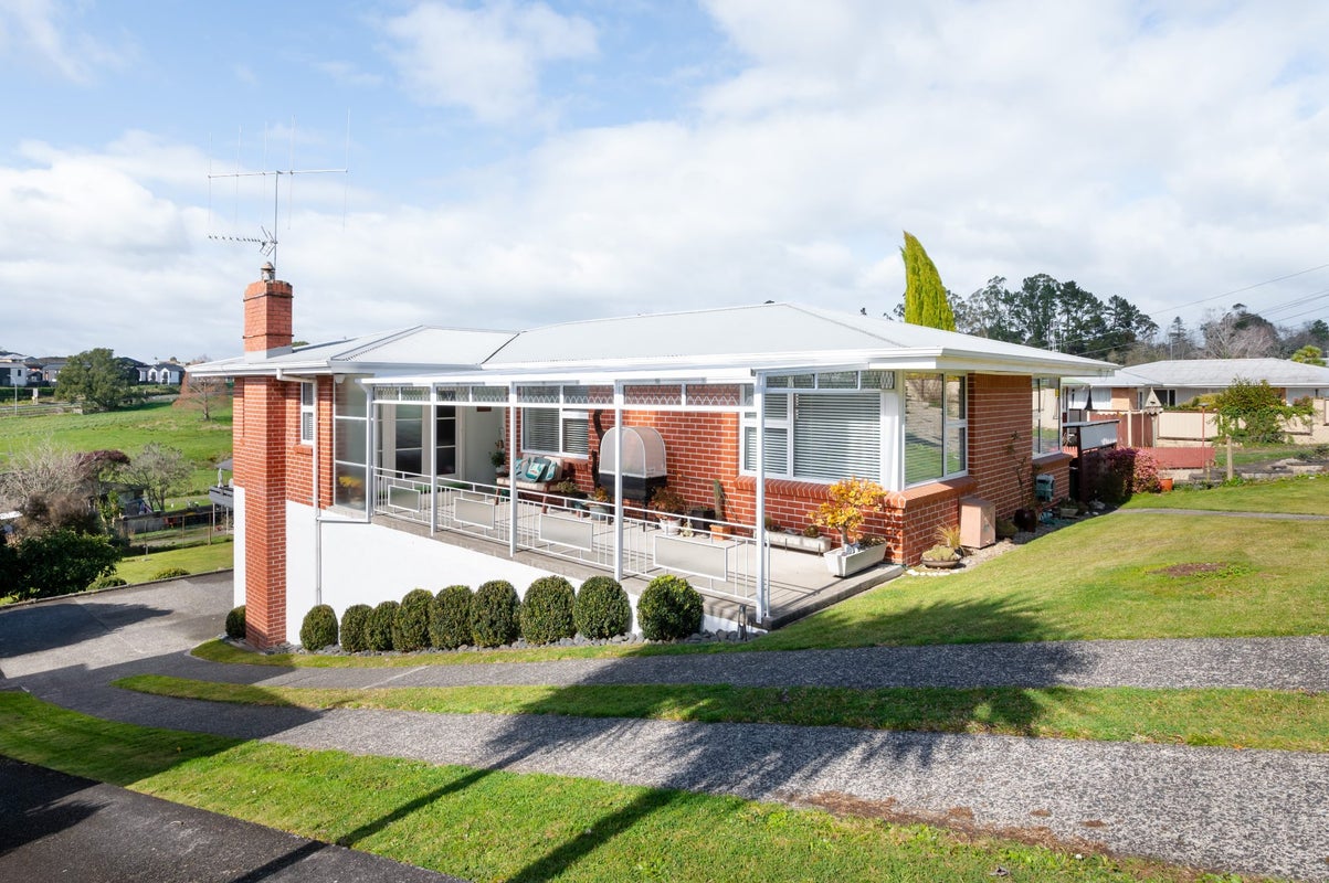 56 Acacia Crescent, Glenview, Hamilton - Carousel 1
