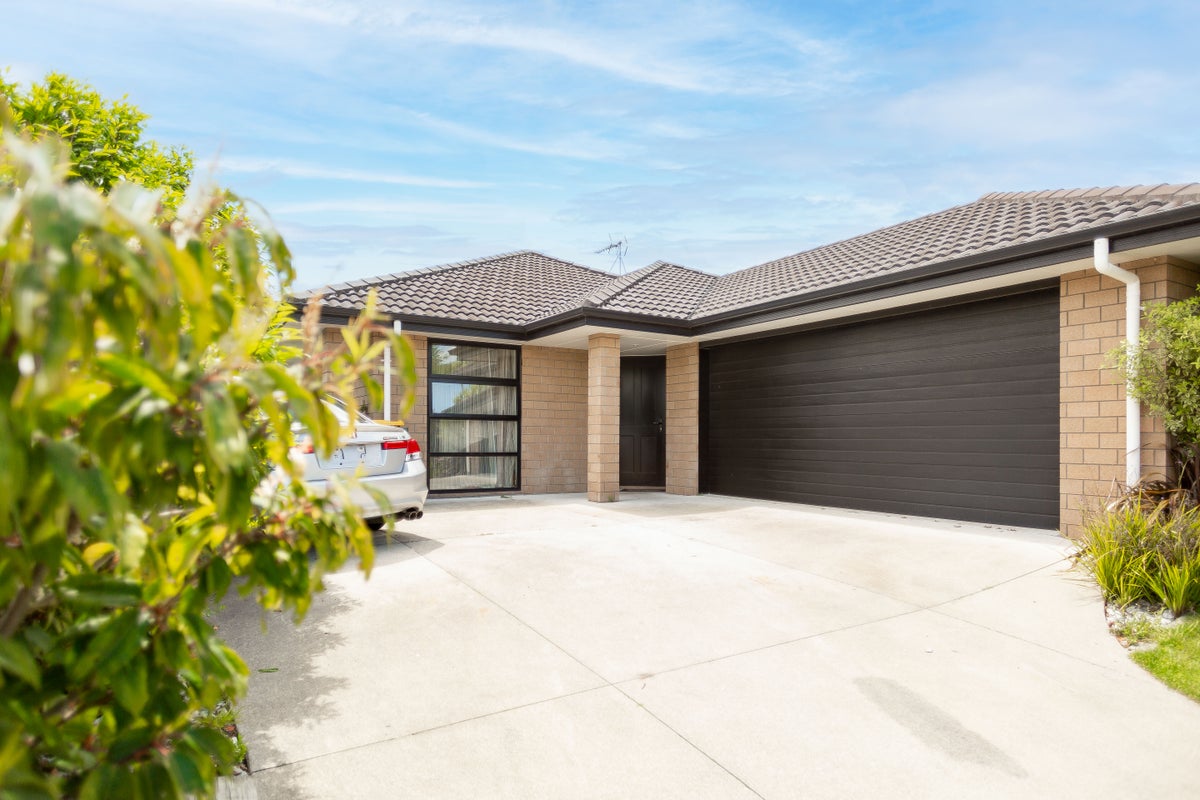 14 Edgeview Crescent, Fitzroy, Hamilton - Carousel 1