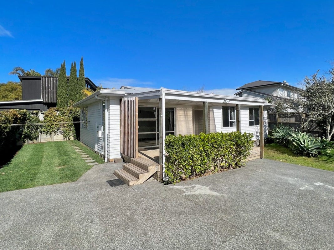 2B Finch Street, Morningside, Auckland - Carousel 1