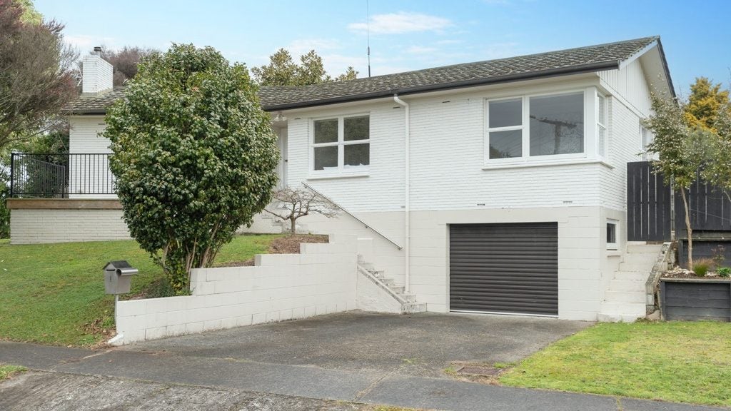 1 Jennifer Place, Chartwell, Hamilton - Carousel 1