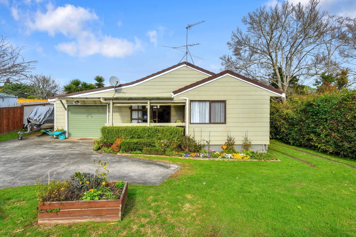 2/8 McInnes Road, Weymouth, Auckland - Carousel 1