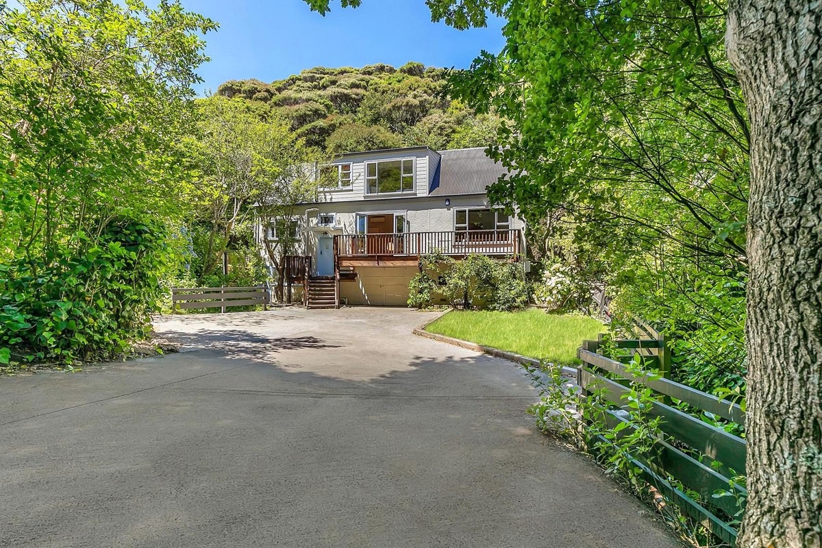 64 Cluny Road, Plimmerton, Porirua - Carousel 1