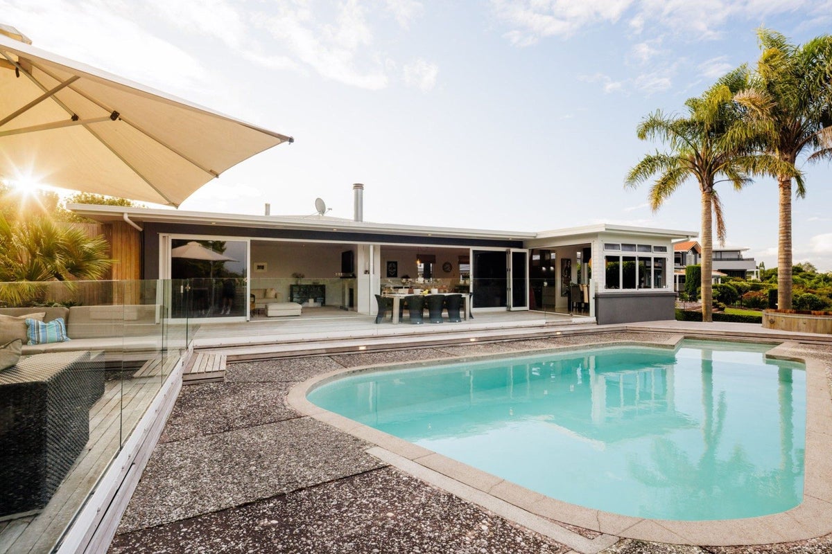 42 Beerescourt Road, Beerescourt, Hamilton, Waikato - Carousel 1