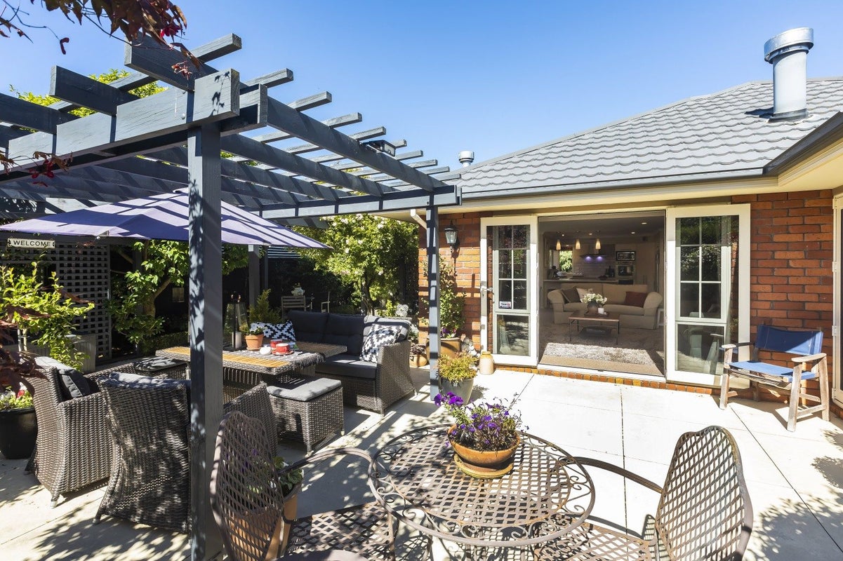 10 Willowview Drive, Redwood, Christchurch - Carousel 1