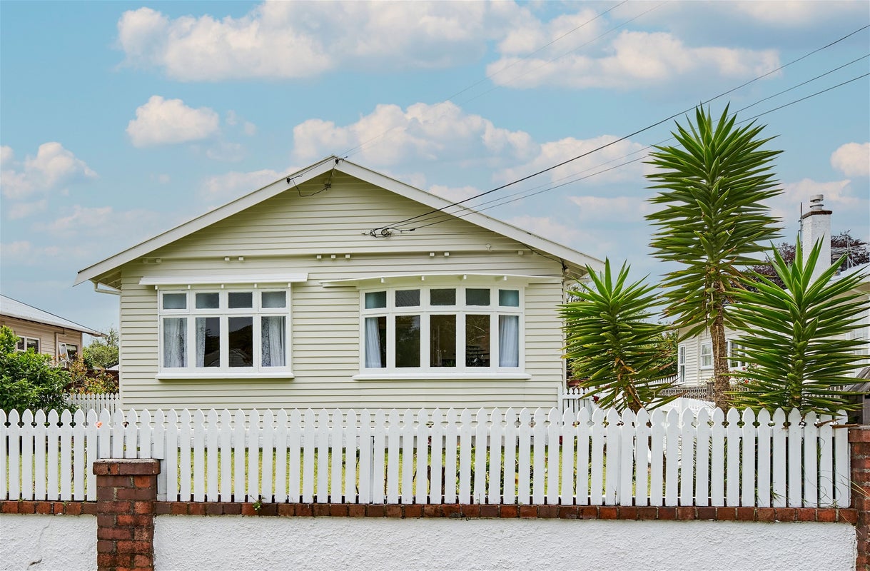 1/19 Norton Park Avenue, Fairfield, Lower Hutt - Carousel 1