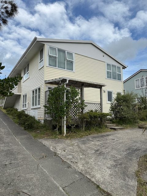 364 Warspite Avenue, Waitangirua, Porirua - Carousel 1