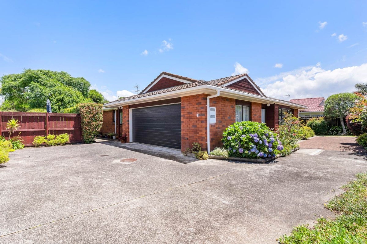 2/85 Aviemore Drive, Highland Park, Auckland - Carousel 1
