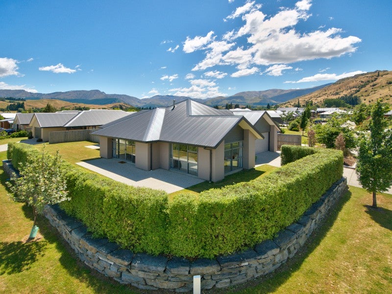 1 Cone Peak Close, Lake Hayes, Queenstown - Carousel 1