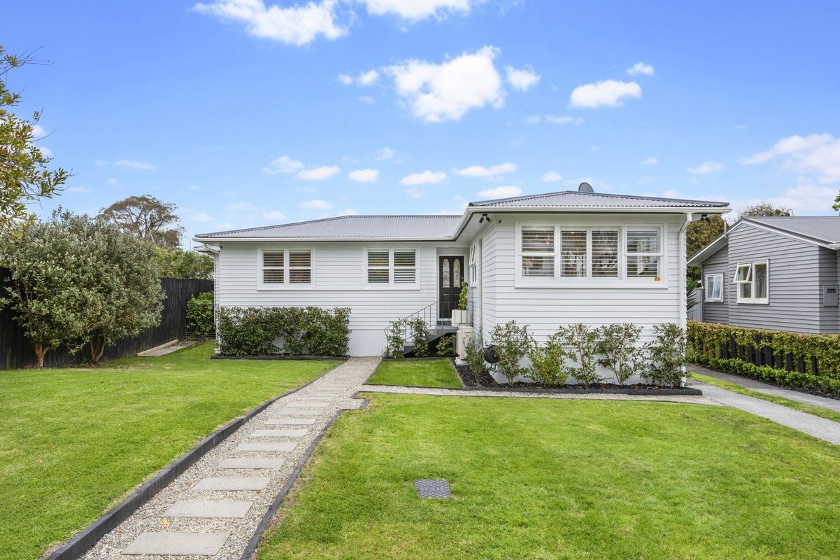 4 Bayside Avenue, Te Atatu Peninsula, Auckland - Carousel 2