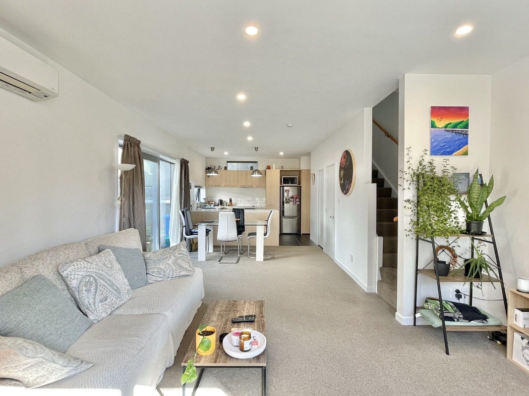 9/7 Handyside Street, Tawa, Wellington - Carousel 1