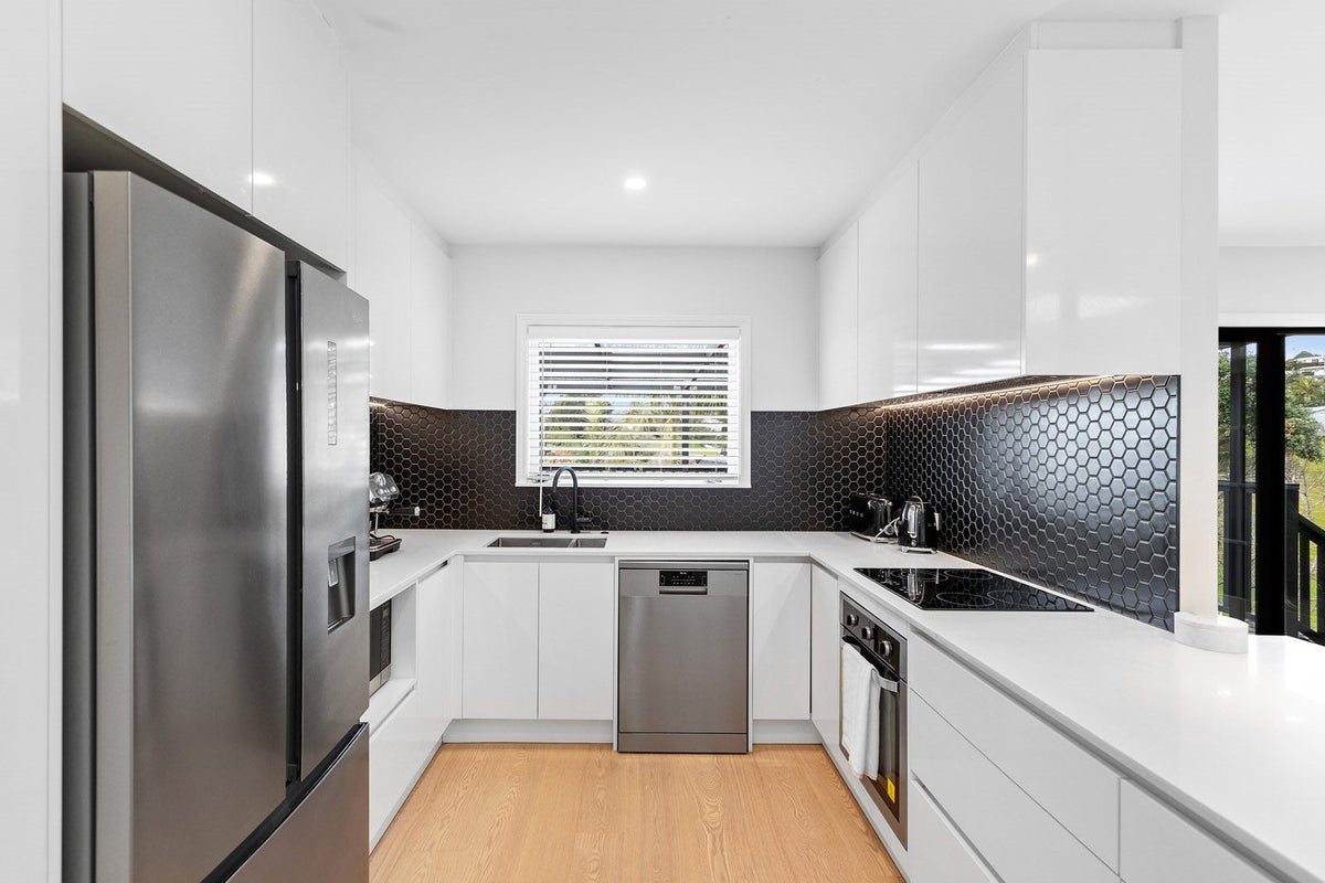 566 Whangaparaoa Road, Stanmore Bay, Whangaparaoa - Carousel 3