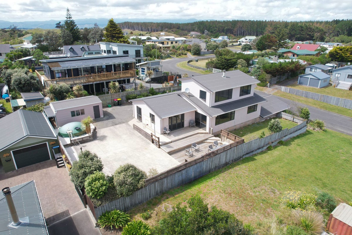 4 Arataki Grove, Waitarere Beach, Levin - Carousel 2