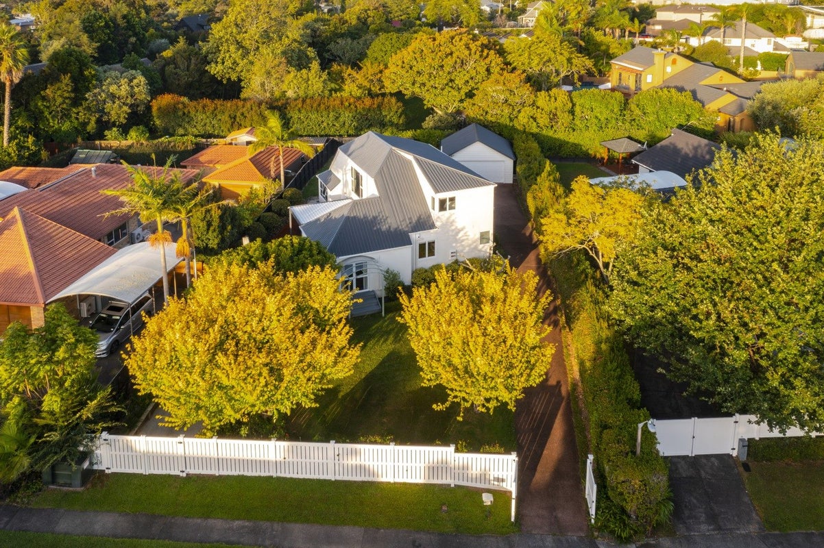 16 Waipuia Place, Greenhithe, Auckland - Carousel 1