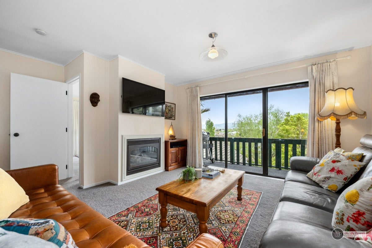 18 Woodvale Grove, Fairfield, Lower Hutt - Carousel 2
