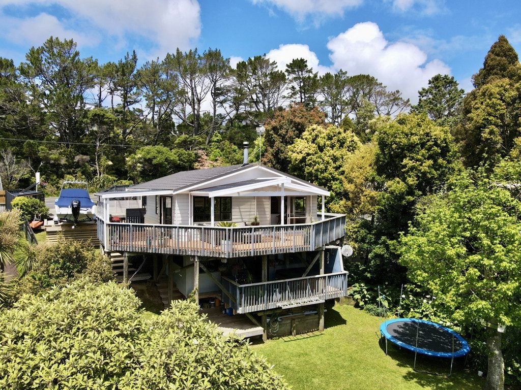 1141 Scenic Drive North, Swanson, Auckland - Carousel 1