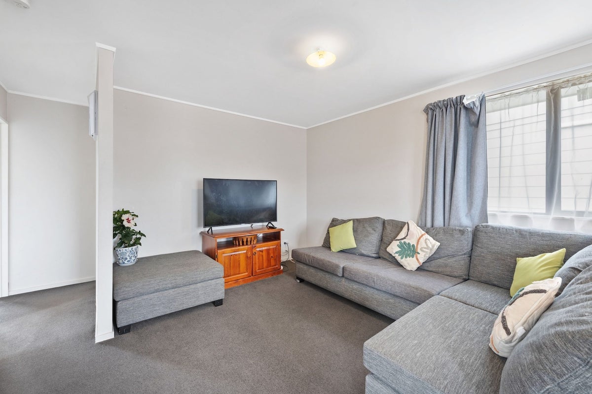 6 Hamblyn Place, Ranui, Auckland - Carousel 2