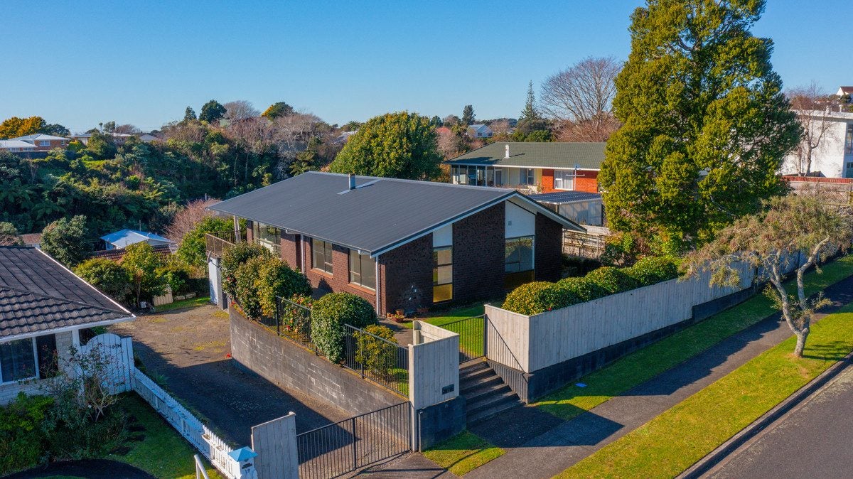 21 Nevada Drive, Merrilands, New Plymouth - Carousel 1