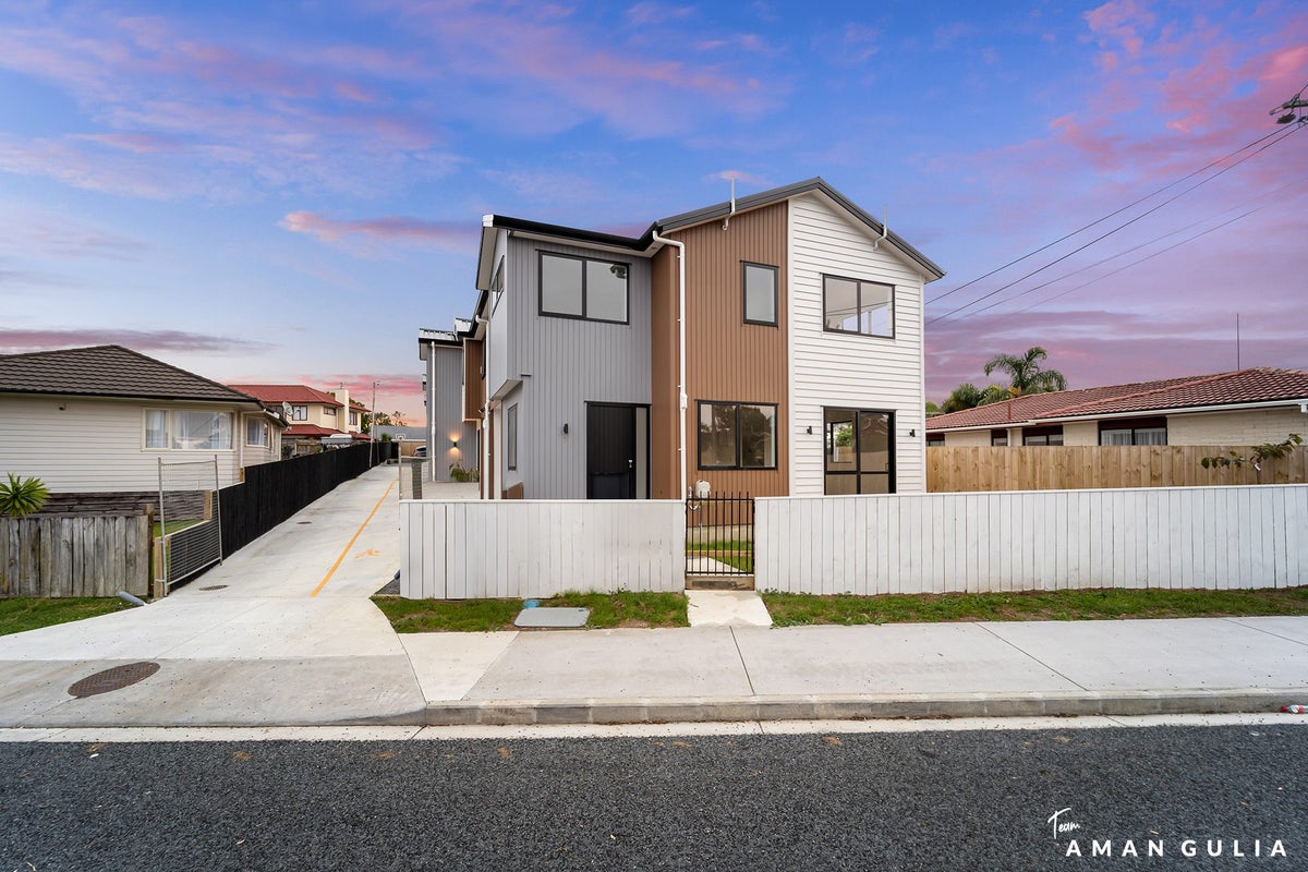 2/33 Colwill Road, Massey, Auckland - Carousel 32