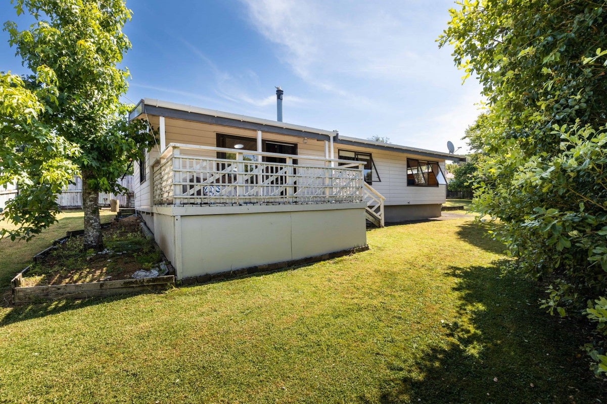 41 Riversdale Drive, Merrilands, New Plymouth - Carousel 1