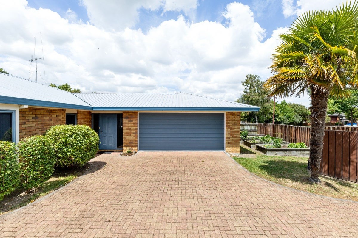 22 Bouverie Crescent, Flagstaff, Hamilton - Carousel 2
