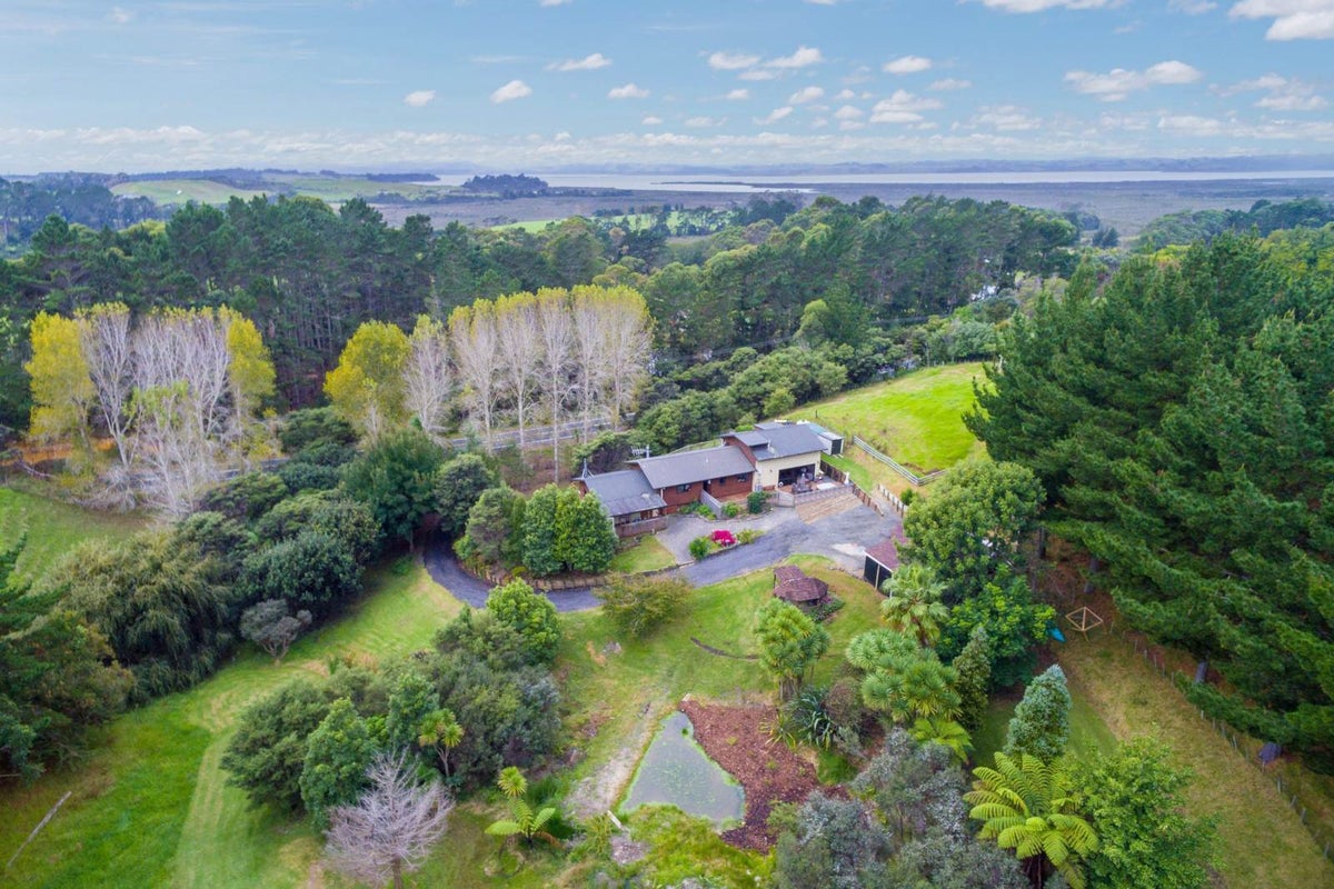 935 South Head Road, Helensville - Carousel 37