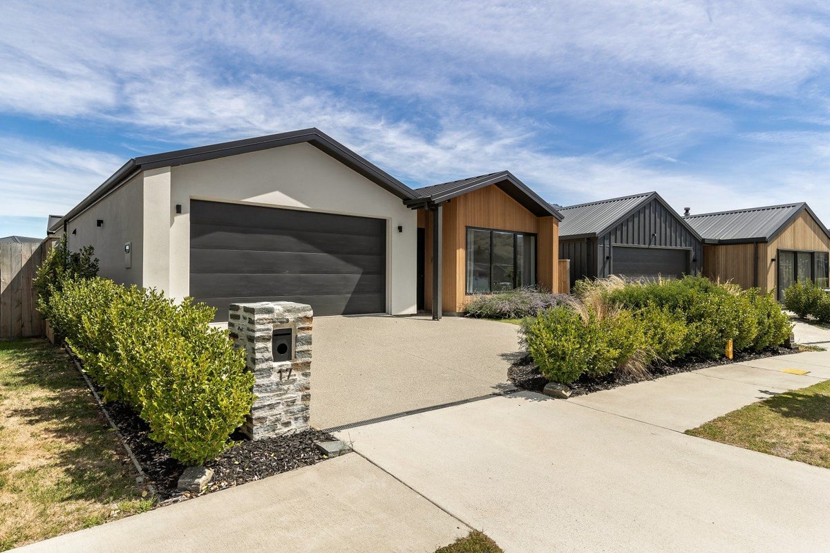 17 Leicester street, Jacks point, Queenstown - Carousel 2