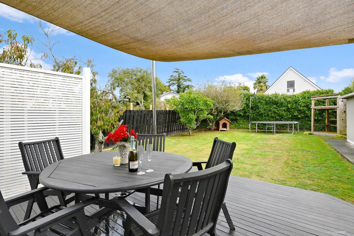 15 Lipton Grove, Opaheke, Papakura - Carousel 2