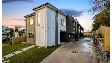 3/3 Pomelo Road, Te Atatu South, Auckland - Carousel 1