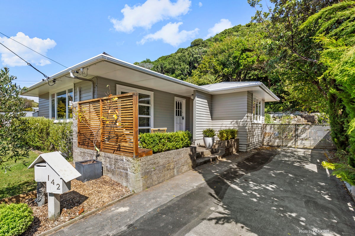 142 Campbell Street, Karori, Wellington - Carousel 1