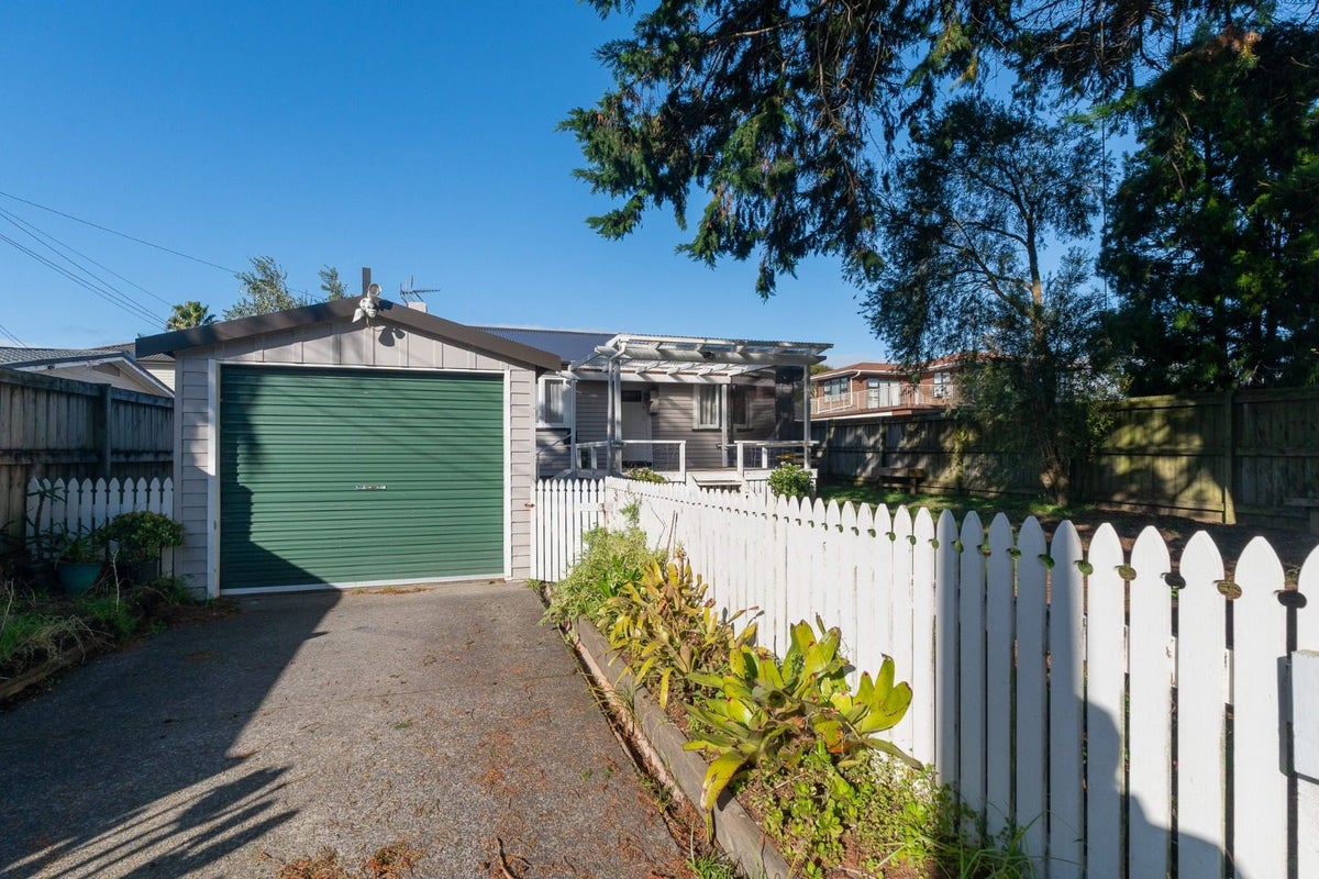 1/38 Godley Road, Green Bay, Auckland - Carousel 1
