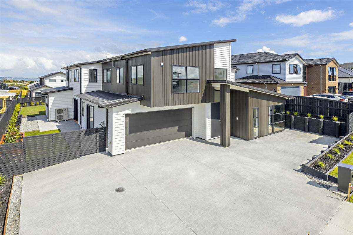 9 Hapukupuku Avenue, Beachlands, Auckland - Carousel 1