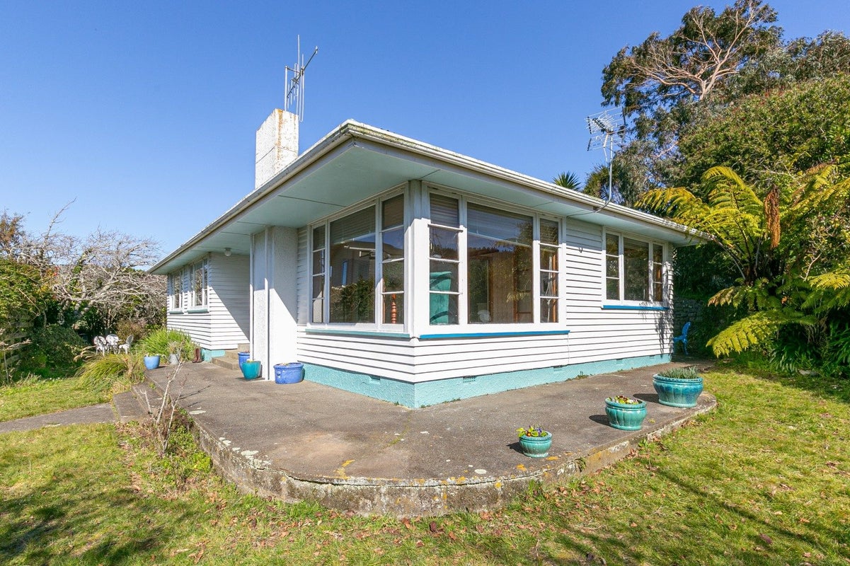 7 Lyndhurst Road, Tawa, Wellington - Carousel 1