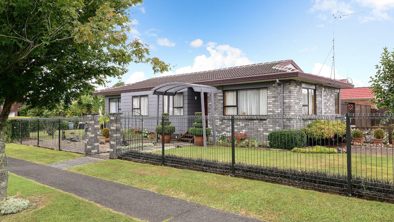 4 Ronald Court, Pukete, Hamilton - Carousel 1